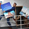 Mit großen Schritten starten (von links) Eric Thiel, Geschäftsführer der Marketing und Tourismus Konstanz GmbH, und Philipp Weltin, ...