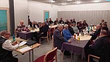 Der Vorsitzende Werner Bock (links) blickt in betretende Gesichter. Bild: Gerd Feuerstein