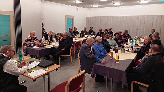 Der Vorsitzende Werner Bock (links) blickt in betretende Gesichter. Bild: Gerd Feuerstein