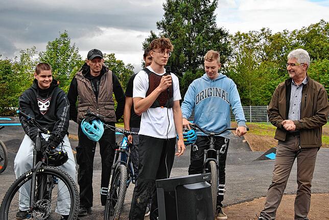 Julian Hank (Mitte) war einer der Initiatoren des Pumptracks, die mit ihrer Idee auch Bürgermeister Thater überzeugten.