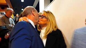 Martin Hahn mit Ehefrau Sabine Becker nach der Auszählung.