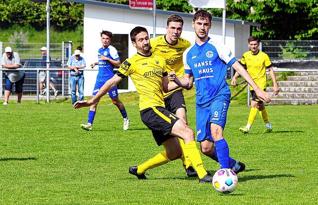 Max Chrobok (blaues Trikot) vom FC 03 Radolfzell.