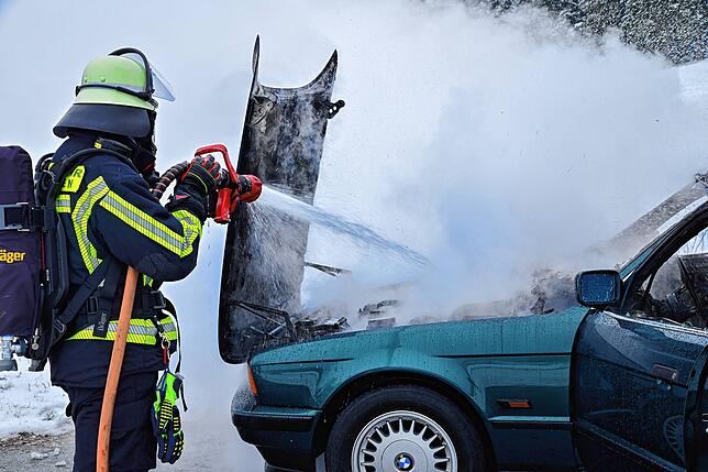 Die Feuerwehr hat den Brand schnell unter Kontrolle. An dem Fahrzeug entstand dennoch wirtschaftlicher Totalschaden.