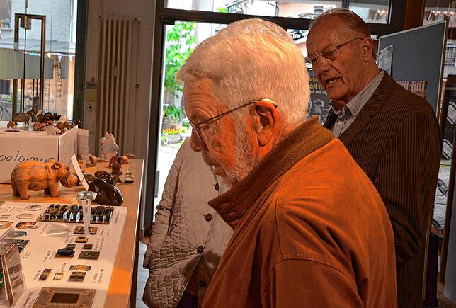 Reinhard Nedela (rechts) erläutert Ausstellungsbesuchern die Fortschritte der Mikroprozessoren-Technik.