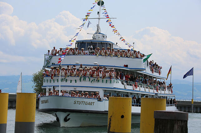 Kanonendonner und Fanfaren haben am Samstag die Ankunft des Seehasen im Hafen von Friedrichshafen angekündigt, die Bodensee ...