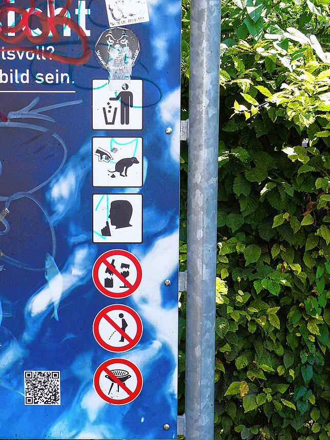Das Schild macht deutlich, was hier verboten ist und, was zu tun ist: Müll ist zu entsorgen, Hundekot einzusammeln und es ist für Ruhe ...