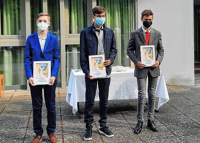 Elias Bergmoser, Jannes Korn und Alexander Straub nach ihrer Konfirmation im Garten des Martin-Luther-Hauses.