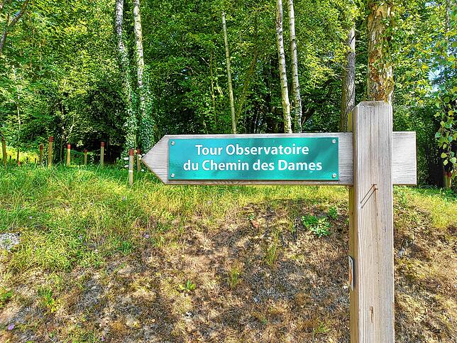 Am Chemin des Dames sind Wege ausgeschildert, um zu Gedenksteinen und Aussichtspunkten zu finden.