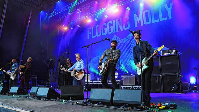Die irisch-amerikanische Band Flogging Molly gibt beim Hohentwiel-Festival alles.