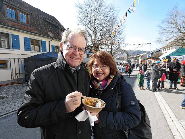 Bild 26: Narrenmarkt Jestetten 2025 strahlt unter der Sonne mit fröhlichen Narren