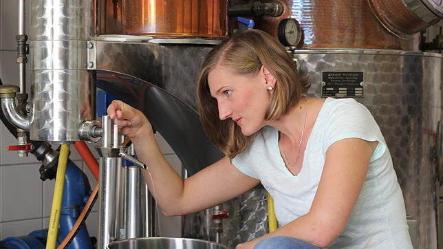 Während des Brennvorgangs muss Andrea Koch die Anlage und das Destillat immer im Auge behalten. Da Alkohol eine andere Dichte als Wasser ...