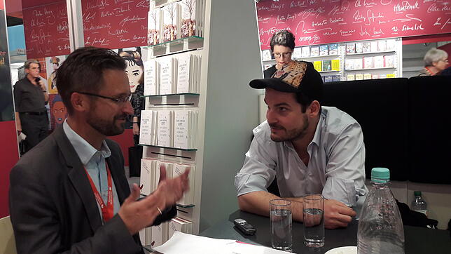 Im Gespräch: SÜDKURIER-Kulturchef Johannes Bruggaier und Max Czollek auf der Frankfurter Buchmesse. Bild: privat