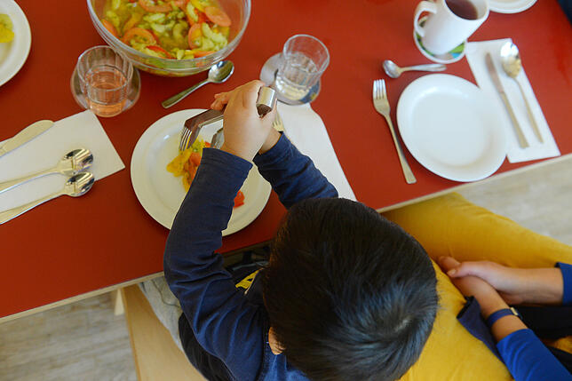 Selbstständigkeit wird im Immenstaader Kinderhaus großgeschrieben. Deshalb decken die Kinder hier selbst den Tisch und schöpfen sich ...