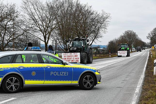 Bei der Abfahrt regelte die Polizei den Verkehr und sperrte den Straßenabschnitt rund um die ZG-Zufahrt ab.