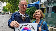 Die Organisatoren Thomas Schmidt und Anita Bischof stellen das Programm der „Langen Nacht der Demokratie“ am 2. Oktober vor. Bild: Erika ...