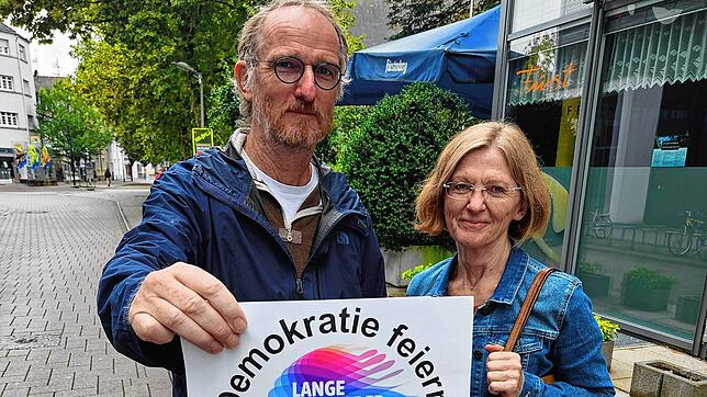 Die Organisatoren Thomas Schmidt und Anita Bischof stellen das Programm der „Langen Nacht der Demokratie“ am 2. Oktober vor. Bild: Erika ...