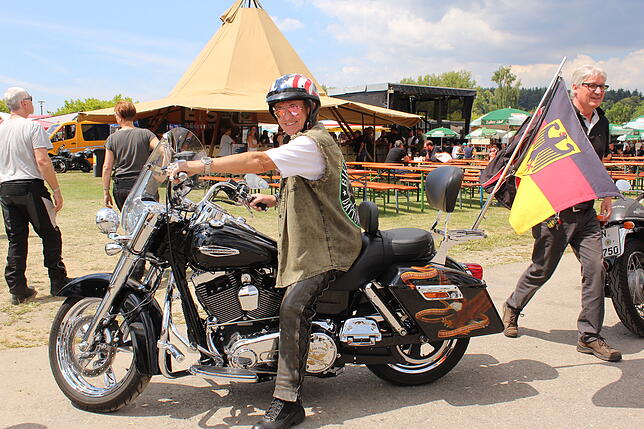 Karl Jäger, ein Mann der ersten Biker-Days-Stunde, auf seiner Harley Davidson Switchback.