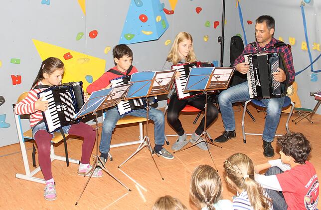 Bei der Einschulung an der Bräunlinger Grundschule unterhalten (von links) Dana, Elias und Helene sowie Kai Armbruster.