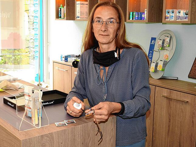 Auch mit Maske immer den Durchblick behalten: Die Bad Säckinger Optikerin Manuela Gerspach erklärt, wie das geht.