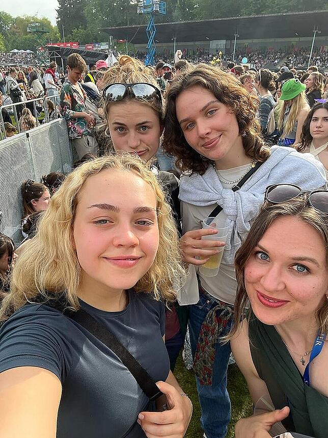 Mitten unter den Menschen: Sophie Steindorf (vorne rechts) beim Campus-Festival.