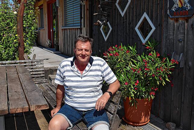 Zu seinem Haus gehört ein großer Garten mit Hütte für gesellige Feste.