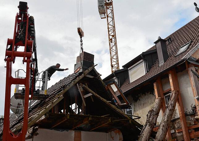 Der Beginn der Abbrucharbeiten am vergangenen Wochenende: Zuerst musste der Kamin abgebaut werden. Wegen des schlechten Wetters konnte ...