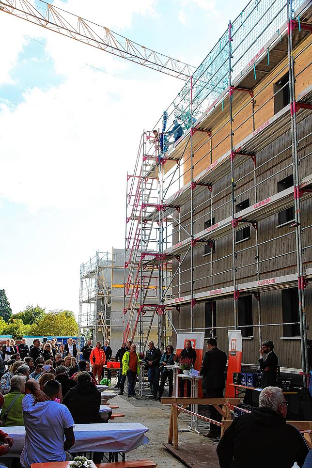 Rund hundert geladene Gäste kamen zum Richtfest des neuen Heiligenberger Wohnquartiers.