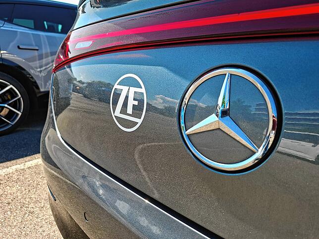 Zwei Logos, zwei Partner: Mercedes-Benz wird Steer-By-Wire-Lenkungen von ZF ab 2026 in ein neues Modell einbauen.