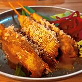 Die Vorspeise: Chicken Satay (Hähnchen mariniert in Kokos- und Erdnusssauce).