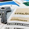 Wer gewillt ist, sich eine Wohnimmobilie zu kaufen, findet auch im SÜDKURIER entsprechende Anzeigen.