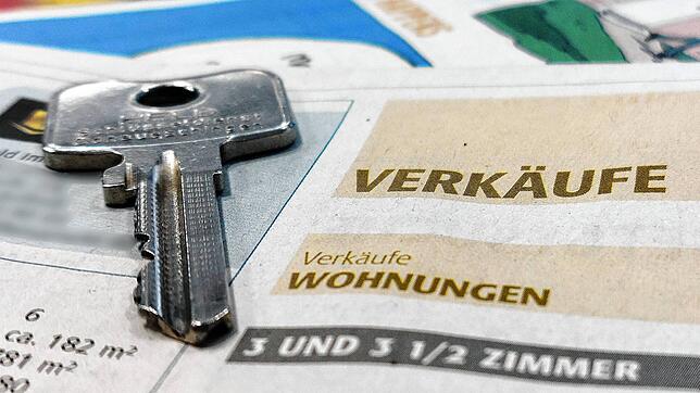 Wer gewillt ist, sich eine Wohnimmobilie zu kaufen, findet auch im SÜDKURIER entsprechende Anzeigen.