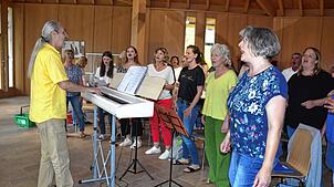 Lust am Singen: Gospelchor mit Dirigent Heinz Zimmermann. Bild: Christiane Sahli