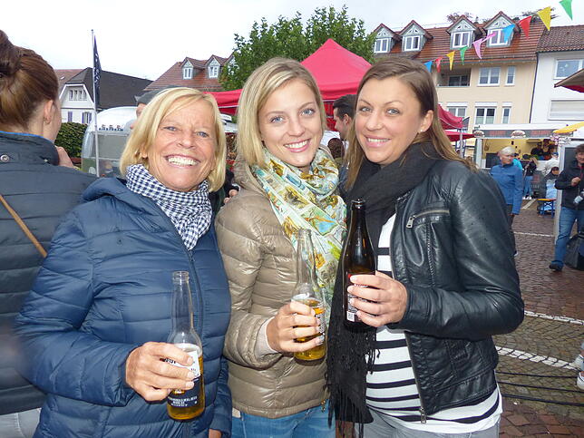 Familienausflug nach Markdorf (von links): Elli, Pauline und Martina Parent aus Ahausen verschafften sich erst einmal einen Überblick ...