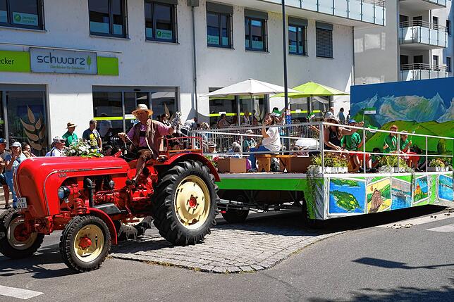 Auch die Alpenländer sind auf einem Festwagen vertreten.