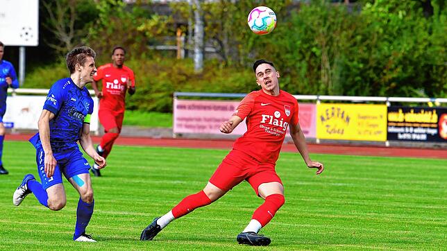 Zauberer am Ball: Was Torjäger Bruno Golic (rechts) vom FC Tiengen 08 drauf hat, zeigte er nicht nur dem Gäste-Kapitän David Asal, ...