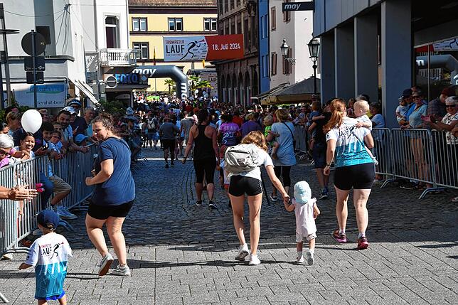Bild 2: So viele sind beim 14. Trompeterlauf in Bad Säckingen dabei! Hier die Bilder der jüngsten Läufer