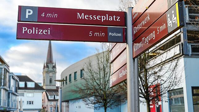 Schilder weisen auch heute schon in Radolfzell den Weg zu bestimmten Zielen. Das Fußgängerleitsystem soll nun aber überarbeitet werden.