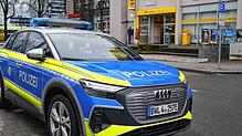 Ein Polizeiauto vor der Postbank-Filiale in der Erzbergerstraße: Am Donnerstagnachmittag ist es dort zu einem Einsatz gekommen.