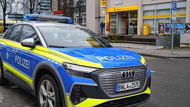 Ein Polizeiauto vor der Postbank-Filiale in der Erzbergerstraße: Am Donnerstagnachmittag ist es dort zu einem Einsatz gekommen.