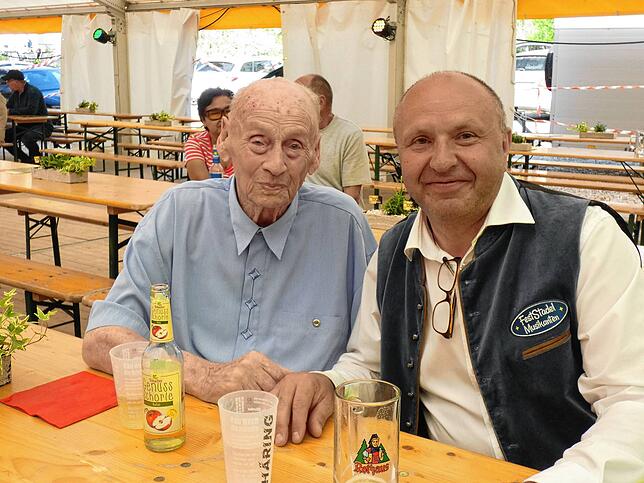 Bild 21: Bilder von der Jahrhundertparty im Festzelt mit Live-Acts und mega Stimmung