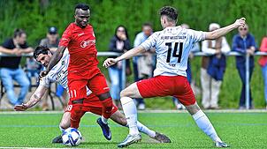 Jallow Saja (am Ball) war in der vergangenen Landesliga-Saison von seinen Gegenspielern nur schwer zu stoppen. Der 35-jährige Gambier ...