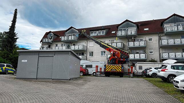 Die Feuerwehr rückt in die Schwenninger Straße in Villingen aus. In einem Mehrfamilienhaus befand sich ein Mensch in Not.