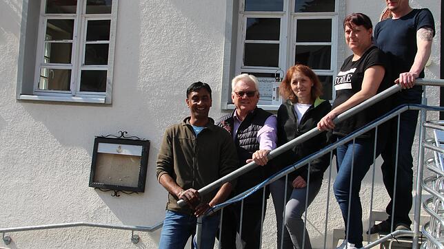 Das "Il Paese" in Ittendorf ist wieder eröffnet, Besitzer Dieter Stahl (Zweiter von links) freut sich über das neue Team mit (von links) ...