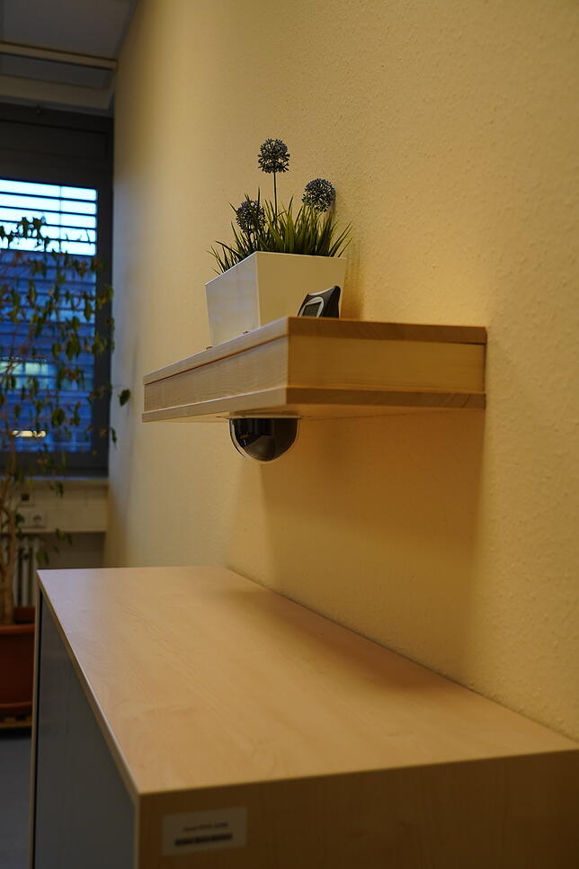 Der Raum, der nicht wie ein klassisches Vernehmungszimmer aussieht, soll es den Betroffenen leichter machen. Versteckte Kameras zeichnen ...