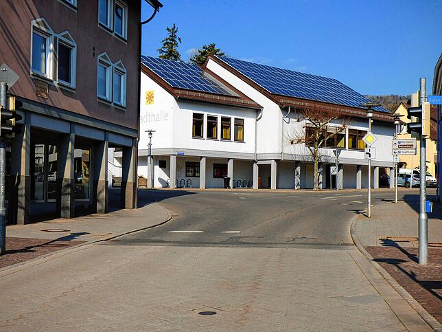 Die Ampelanlage wird durch einen Zebrastreifen ersetzt.