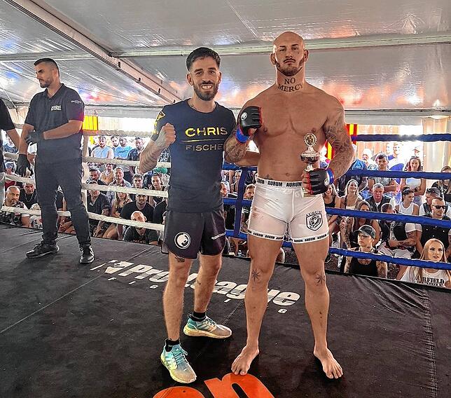 MMA-Kämpfer Christian Fischer (rechts) mit seinem Trainer Hakan Aric vom Kampfsportverein Renzo Gracie Villingen.