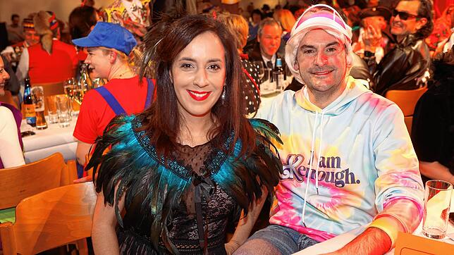 Unter Narren: die Landtagsabgeordnete Nese Erikli neben Landesfinanzminister Danyal Bayaz (beide Grüne) bei der Fernsehfasnacht im ...