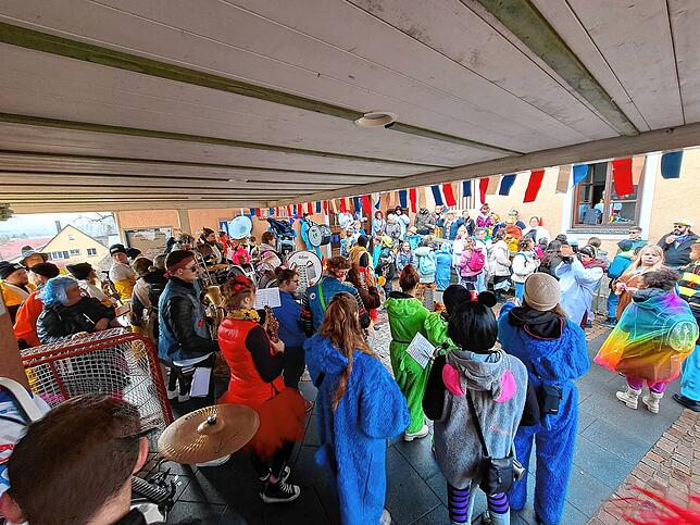Bild 11: Unterwegs mit der Guggenmusik: So bunt ist der Schmudo in Klettgau