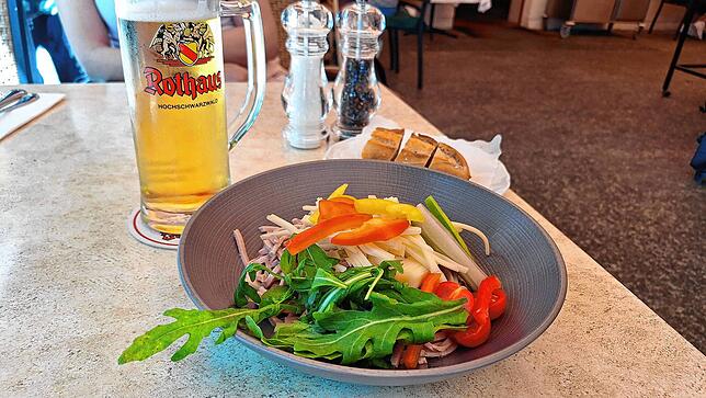 Spätes Mittagessen in der Schwedenschenke: Schweizer Wurstsalat, der extra ohne Zwiebeln zubereitet wurde, sowie ein Glas Bier, dazu ...