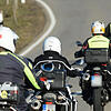 Eine Gruppe von Motorradfahrern ist bei bei St. Peter im Schwarzwald unterwegs. Das gute Wetter lockt die Fahrer ins Freie.